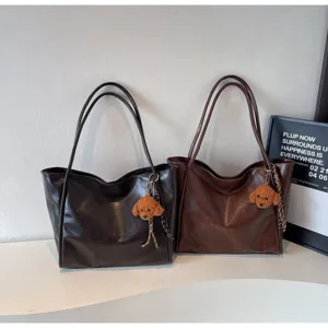 Casual large-capacity commuter tote bag with cute puppy charm, stylish retro autumn bag.