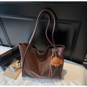 Vintage oil wax leather shoulder tote bag large capacity commuter handbag with cute plush charm