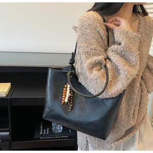 Classic black leather tote bag for women, large capacity minimalist shoulder bag for autumn and winter.