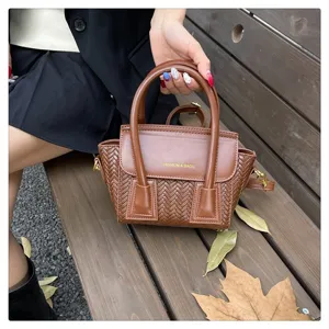 Bolso cruzado tejido para mujer, elegante bolso marrón con diseño de ala único y moderno.