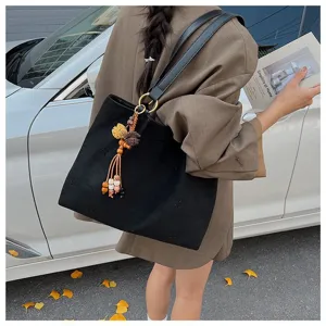 Koreanischer Wildleder Schulter Shopper mit Blumen Lochmuster und niedlichem Quasten Anhänger.