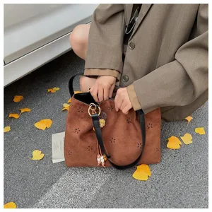 Braune Wildleder-Tasche mit Lochmuster Detail, modische Herbst Schultertasche mit Quaste.