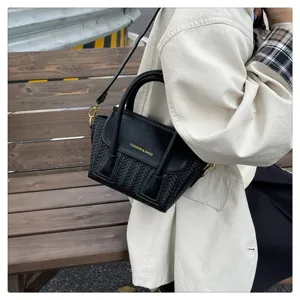 Bolso de hombro tejido negro bolso versátil elegante diseño de nicho para mujeres.