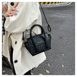 Bolso de hombro negro tejido con asa superior y correa, elegante bolso de moda diaria.