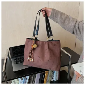 Braune Wildleder Tote Bag mit Lochmuster Blumen und Quaste, schicke Herbst Schultertasche.