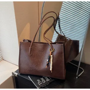 Vintage brown large capacity shoulder tote bag for women, commuter PU leather handbag.