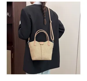 Casual woven handbag and crossbody bag for women, stylish straw shoulder bag with top handle.