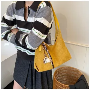 Retro autumn winter large capacity suede shoulder bag women casual bucket bag with charm.