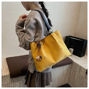 Koreanischer Wildleder Schulter Shopper Tasche mit Blumenmuster Quaste Anhänger für Damen.