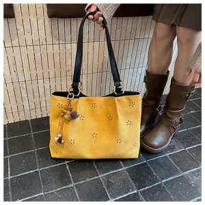 Herbstgelbe Wildleder-Tasche mit Blumen-Ausschnitt, schicke Schulter-Unterarmtasche.