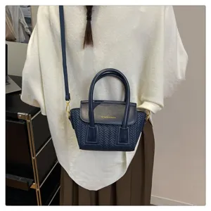 Bolso de mano tejido elegante con diseño de alas, bolso cruzado versátil para uso diario.