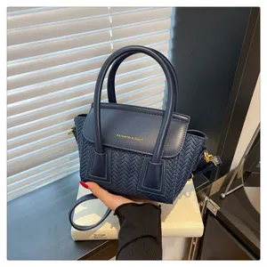 Bolso de mano tejido azul marino, elegante bolso cruzado con solapa y dos asas.