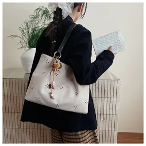 Koreanische Wildleder Schultertasche Shopper mit hohlem Blumenmuster und Anhänger.