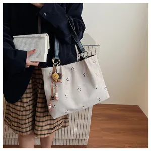 Schicke Wildleder-Tragetasche mit elegantem Blumendesign und bequemem Schultergurt für den Herbst.