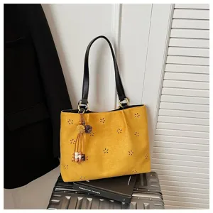 Elegante gelbe Schultertasche aus Wildlederimitat mit Blumen-Ausschnitt und stilvoller Quaste.