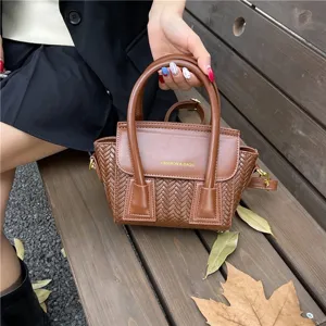 Bolso bandolera de cuero PU trenzado marrón con solapa y letras metálicas para mujer elegante