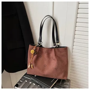 Braune Wildleder Shopper Tasche im koreanischen Stil mit Blumenmuster und Schulterriemen.