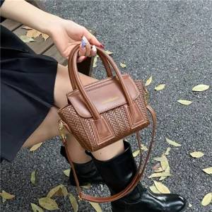 Bolso de mano marrón tejido chic con diseño de alas, elegante bolso cruzado para mujer.