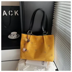 Koreanischer Stil hohle Blume Wildleder Tote Bag Detailansicht, weiche Textur und Tragegurt.