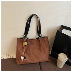 Braune Wildleder-Tragetasche mit Blumen-Muster, lässige Damen Schultertasche für den Alltag.