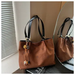 Koreanische braune Wildleder Schultertasche mit ausgehöhltem Blumenmuster und Quaste.