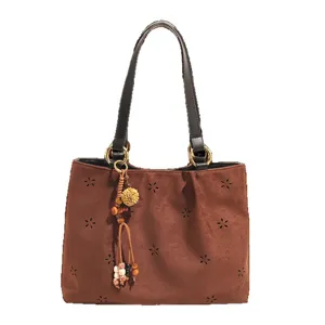 Braune Wildleder Umhängetasche mit Lochblumen-Muster, schicke Damen Achseltasche.