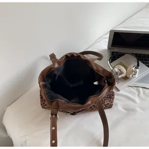 Large capacity leopard print shoulder bag for women, stylish brown PU leather retro tote