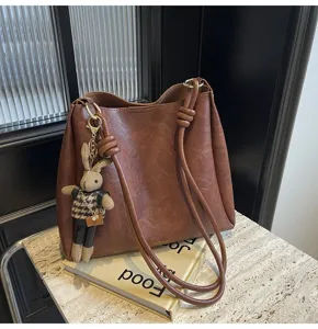 Fashionable brown PU leather shoulder bag with large capacity casual commuter bucket bag style