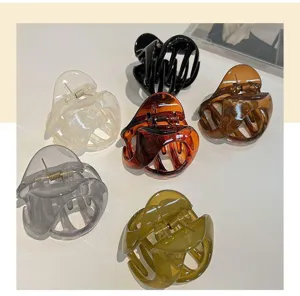 Primer plano detallado de pinzas para el cabello transparentes de resina elegante.