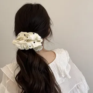 Coletero de pelo beige con lunares chic, elegante soporte de coleta casual para mujeres.