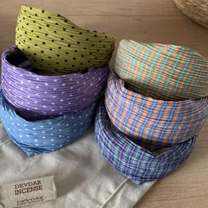 Diademas anchas plisadas surtidas con patrones de lunares y cuadros para peinado diario.