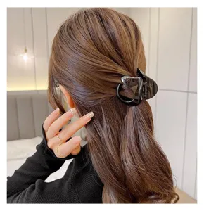 Detalle de pinza para el pelo transparente grande elegante, ideal para peinados diarios muy chic.