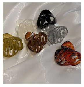 Primer plano detallado de pinzas para el cabello transparentes y elegantes en varios tonos.
