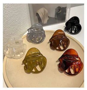 Vista detallada de pinzas para el cabello grandes de acrílico en varios colores, accesorio