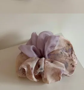 Elegante coletero bicolor para el pelo con organza morada translúcida y satén estampado.