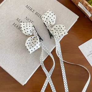 Lindas pinzas para el cabello con lazo de lunares, pedrería y cintas largas para niñas.