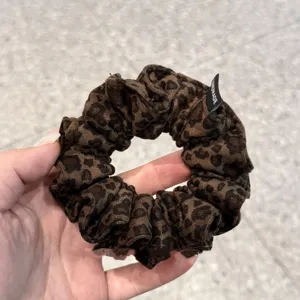 Elastico per capelli con stampa leopardata vintage da donna, fermacapelli chic.