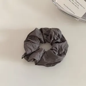Coletero de tela gris oscuro para mujer, accesorio minimalista diario para coleta de caballo.