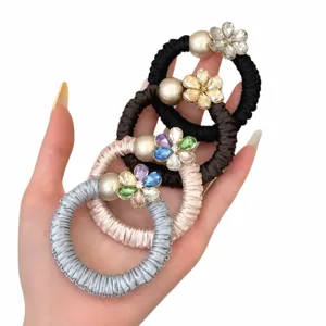 Chic elastici per capelli con fiori di strass e perle, elastici per acconciature uniche.