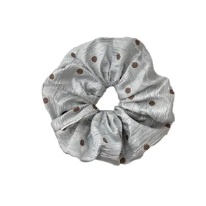 Coletero de pelo gris con lunares para mujer, elegante goma de estilo coreano, accesorio chic.