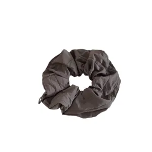 Coletero de tela gris oscuro minimalista para mujer, elegante accesorio para el cabello.