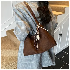 Retro suede shoulder bag for women, large capacity autumn winter casual commuter handbag.