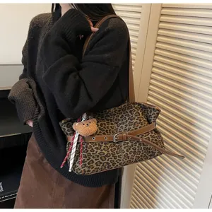 Leopard print shoulder bag detailed view, large capacity casual tote for daily commuting