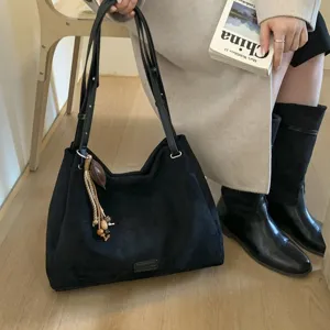 Chic black matte shoulder bag for women, large capacity retro hobo bag for autumn and winter.