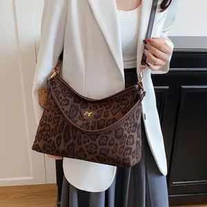 Women's leopard print shoulder bag, large capacity suede hobo tote bag for daily fashion wear.