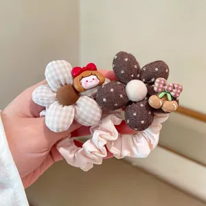 Simpatico elastico per capelli a fiori a quadri marroni con design da ragazza per donne e bambini.