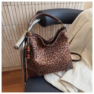 Vintage γυναικεία τσάντα ώμου hobo patchwork με leopard print σχέδιο και ξύλινη χάντρα.