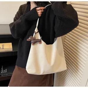 Minimalistische witte schoudertas met schattige teckel hanger, stijlvolle hobo tas.