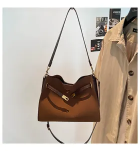 Detail view of the retro matte brown tote shoulder bag, featuring large capacity and elegant design.