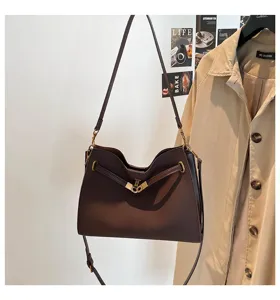 Retro matte tote bag for women, large capacity shoulder bag, stylish casual commuting purse.